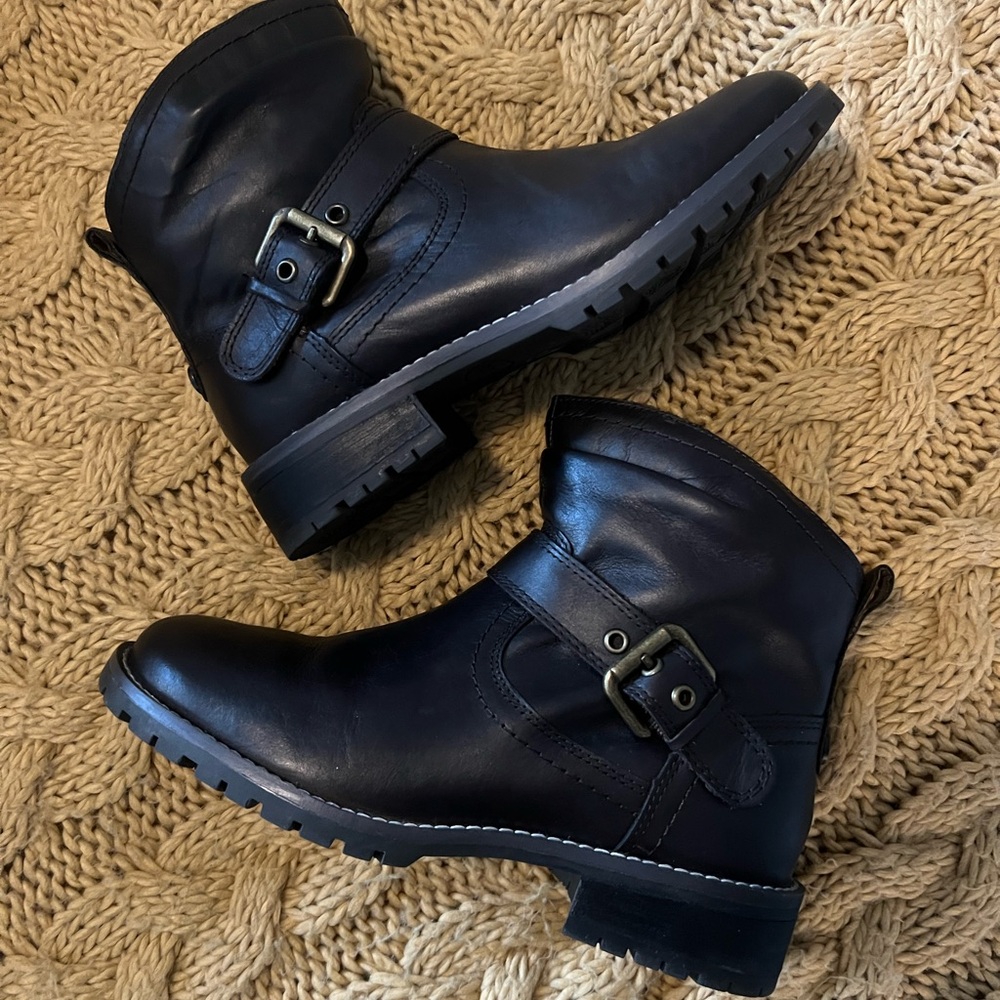 Women’s “earth”brown leather booties size 7m